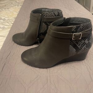 Like New Vionic Charcoal Gray Leather bootie